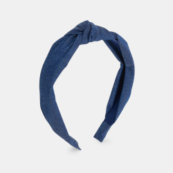 طوق شعر للفتيات من قماش الجينز وعليه عقدة.